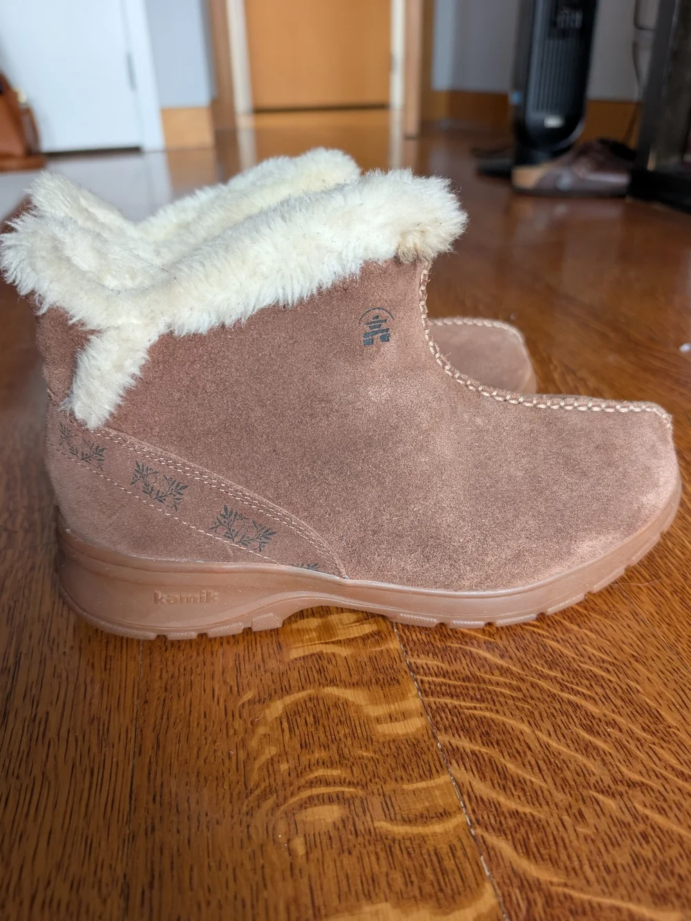 Kamik Brown Ankle Booties Suede Faux Fur Lining Thinsulate Waterproof Women's 9